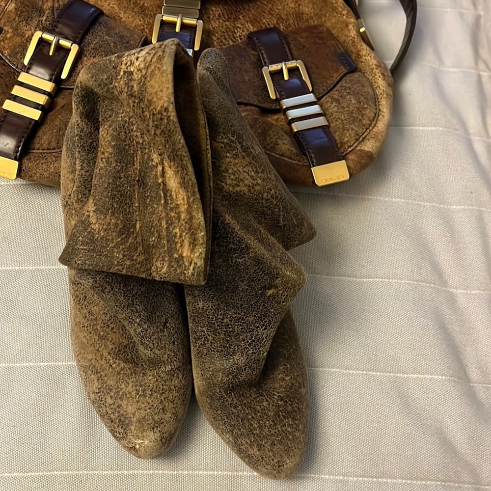 Size 6M ankle boot . Michael kors collection . Distressed leather finished